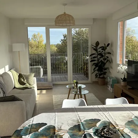 Bright And Quiet Near Attractions *