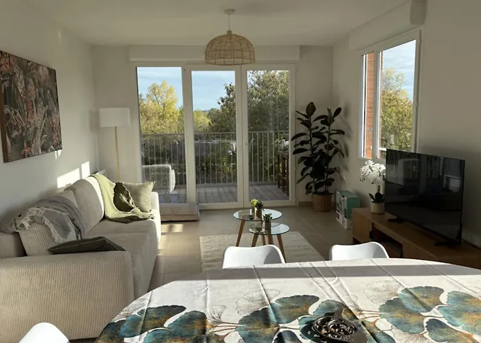 Bright And Quiet Near Attractions *